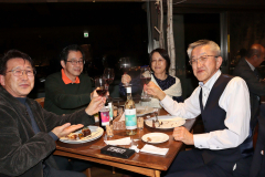 十勝ワインの新酒と料理を味わう参加者