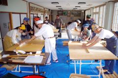 生地を伸ばす参加者