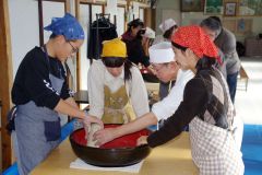 練りを体験する参加者たち、指導した經堂さん（右から２人目）