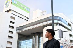 解体中の藤丸百貨店の前で新藤丸への思いを語る山中氏（須貝拓也撮影）