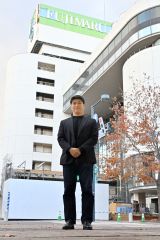 解体中の藤丸百貨店の前で新藤丸への思いを語る山中氏（須貝拓也撮影）