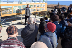 建設が進むロケット発射場「ＬＣ１」について説明する黒川町長（須貝拓也撮影）