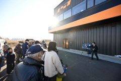 インターステラテクノロジズ（ＩＳＴ）本社工場でＩＳＴ社員の説明に耳を傾ける見学者（須貝拓也撮影）