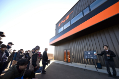 インターステラテクノロジズ（ＩＳＴ）本社工場でＩＳＴ社員の説明に耳を傾ける見学者（須貝拓也撮影）