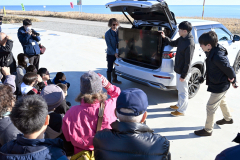 ７月にロケットが打ち上がった射点「ＬＰ１２」で行われた動画解説を見る見学者（須貝拓也撮影）