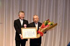千葉理事長（左）から受け取った感謝状を手にする種村会長