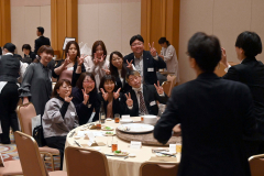 記念撮影する卒業生ら