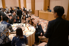 記念撮影する卒業生ら