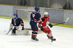 【リーグ戦・清水―白樺学園】第３ピリオド、２―１の勝ち越しゴールを決めて喜ぶ清水のＦＷ齋藤颯（赤色のユニホーム）