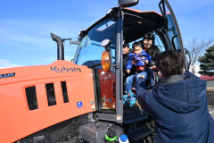 トラクターに試乗する親子（須貝拓也撮影）