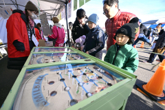縁日コーナーのスマートボールに挑戦する子どもたち（須貝拓也撮影）