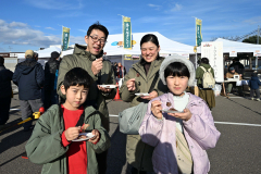 「未来めむろ牛」のステーキに舌鼓を打つ家族連れ（須貝拓也撮影）