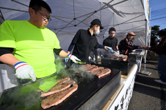 「未来めむろ牛」の無料試食が行われ人気を呼んでいた