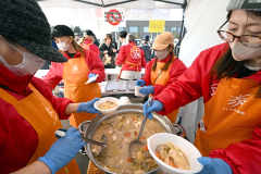ＪＡ女性部による豚汁は限定４００食が完売した（須貝拓也撮影）