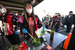 ＪＡめむろブランドの冷凍食品試食販売のほか、レシピ集も配布された（須貝拓也撮影）