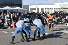 地元のヒーロー「ジバサンダー」のショーが行われ子どもたちの歓声が響いた（須貝拓也撮影）