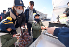 無料配布された「芽室みらい牛」の試食コーナーには長蛇の列ができた（須貝拓也撮影）
