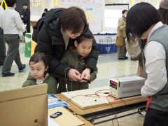 「イライラ棒」で遊ぶ来場者
