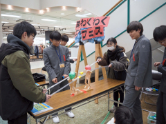 「フェンシングファイター」で遊ぶ来場者