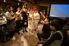 広尾の名物スナック・再開から１年　サンタドリームＹＯＵ　日本酒の集い盛況