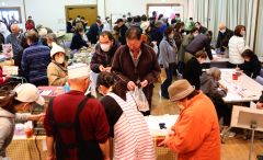 池田の特産品を求める人でにぎわう会場