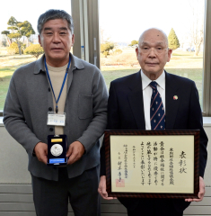 あんしんサポートセンターの取り組みなどで表彰された本別社協の（右から）福家会長と木南事務局長