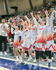 【準決勝・日本―ウクライナ】第２クオーター、逆転のゴールが入り喜びに沸く日本代表選手