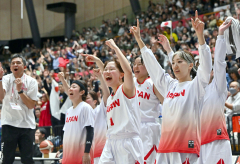 【準決勝・日本―ウクライナ】第２クオーター、小鷹実春の逆転ゴールで喜びに沸く日本代表選手