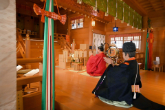 祝詞を奏上する佐々木宮司（左）