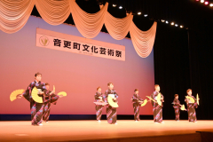 舞踊「旅の夜風」を披露する藤悦津会のメンバーら