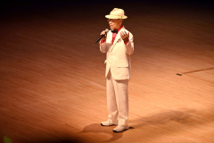 「勘太郎月夜唄」を熱唱する木野歌謡同好会の石田為雄さん