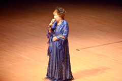 「漁り火情歌」を熱唱するあざみ歌唱会の白木栄子さん