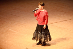 「北海岸」を歌い上げる宝来歌謡同好会の古瀬シズ子さん