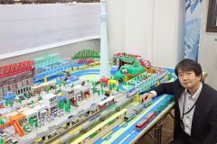 展示したプラレールのジオラマと藤嶺さん