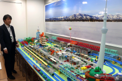 展示したプラレールのジオラマと藤嶺さん
