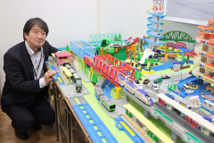 展示したプラレールのジオラマと藤嶺さん