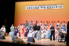 演奏に合わせ軽やかな踊りを披露する加藤会主（右から２人目）