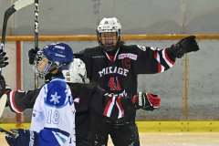 【5位決定戦・御影グレッズ―昭和医科大ブルーウィンズ】第2ピリオド、ゴールを喜ぶグレッズのDF篠田安主将(奥)