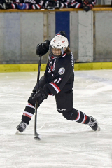 【5位決定戦・御影グレッズ―昭和医科大ブルーウィンズ】第2ピリオド、シュートを放つグレッズのDF篠田安主将