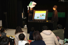 人形劇団「もぐら」が披露した「おたまじゃくしが海へ行く」（２４日午前１１時１０分ごろ、助川かおる通信員撮影）