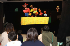 さまざまな人形が登場し、来場者を楽しませた。（２４日午前１１時半ごろ、助川かおる通信員撮影）