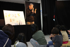 パネルシアターを上演した人形劇場とうきび座（助川かおる通信員撮影）