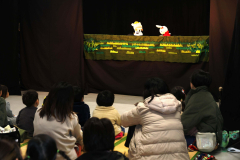 ぱぺっとくれよんの人形劇。子どもたちは笑い声や歓声を上げて盛り上がった（助川かおる通信員撮影）