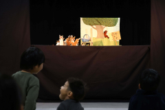 さまざまな人形が登場し、子どもたちを楽しませた（助川かおる通信員撮影）