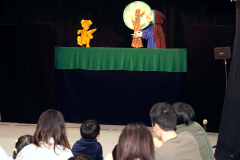 人形劇団ひよっこが披露した「魔法使いのゴおばさん」（助川かおる通信員撮影）