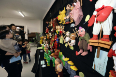 会場には各劇団の人形が展示され、来場者を楽しませた。（助川かおる通信員撮影）