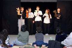 子どもたちに人形を見せる大谷短大の人形劇サークル「ありんこ」（助川かおる通信員撮影）