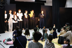 十勝人形劇フェスティバルの様子。子どもたちも合いの手を入れて盛り上げた（２４日午前１０時２０分ごろ、助川かおる通信員撮影）