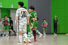 【ソルプレーサ十勝―ＬＥＶＯ北海道】前半５分過ぎ、ソルプレーサ十勝のＧＫ岡本仁（中央）が得点し、チームメートが駆け寄る