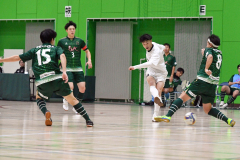 【Ｒｉｖａｌｉｓ―Ｄ．Ｃ　Ａｓａｈｉｋａｗａ】Ｒｉｖａｌｉｓの伊藤優希（白ユニホーム）が勝ち越し点を狙い、シュートを放つ